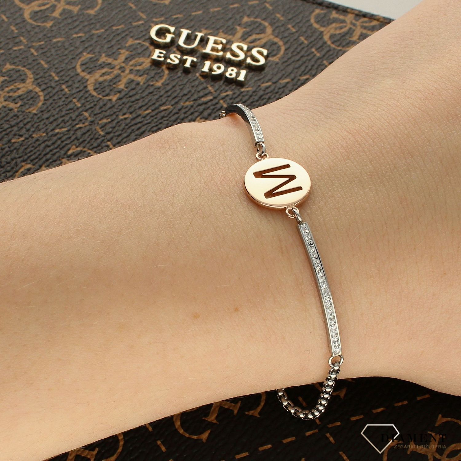 Bransoletka Nomination Italy z kolekcji Milleluci Letters. Wykonana ze stali szlachetnej, zdobiona mieniącymi się, błyszczącymi cyrkoniami pave oraz zawieszką z literą M w kolorze różowego złota. (2).jpg